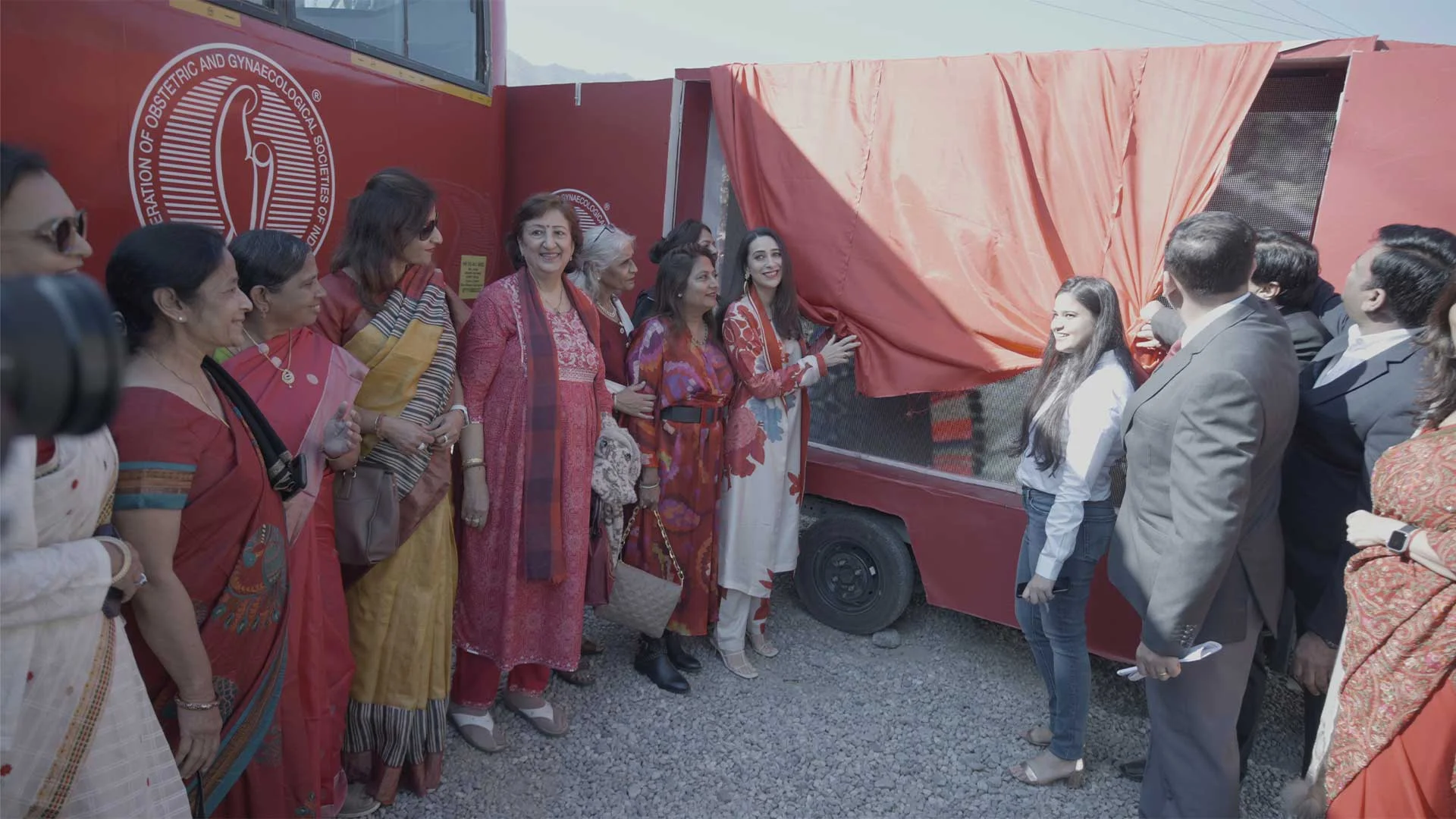 Karishma kapoor standing bus yatra